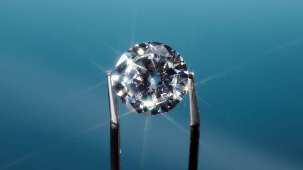 Diamond between tweezera